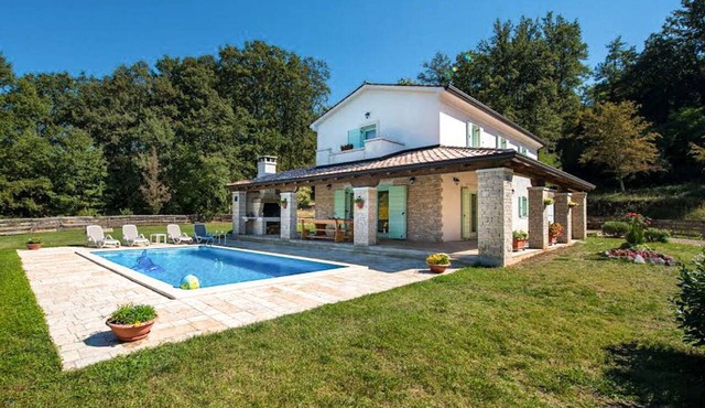 Stunning private villa for 8 people with A/C, WIFI, private pool, TV and terrace in Pazin