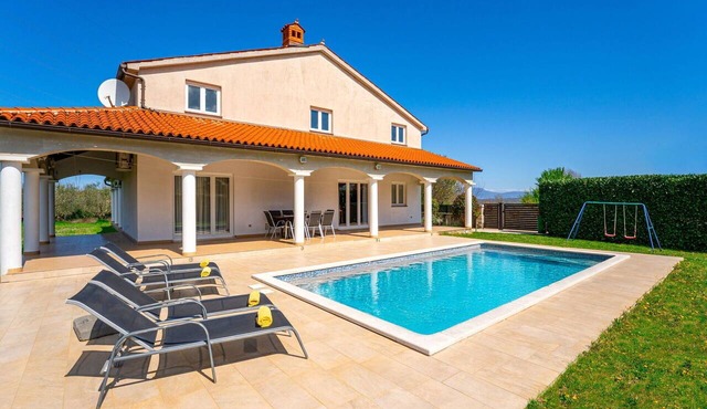 Stunning private villa for 8 guests with A/C, WIFI, private pool, TV and terrace