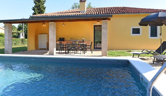 Stunning private villa for 6 guests with A/C, private pool, WIFI, TV, terrace and pets allowed