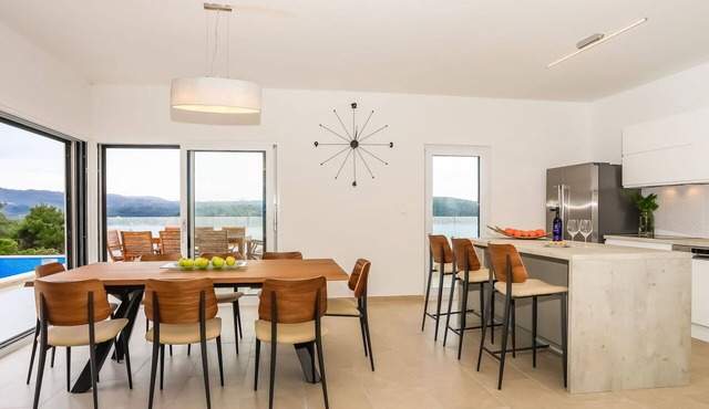 Stunning private villa for 8 people with WIFI, A/C, private pool, TV and terrace in Solin