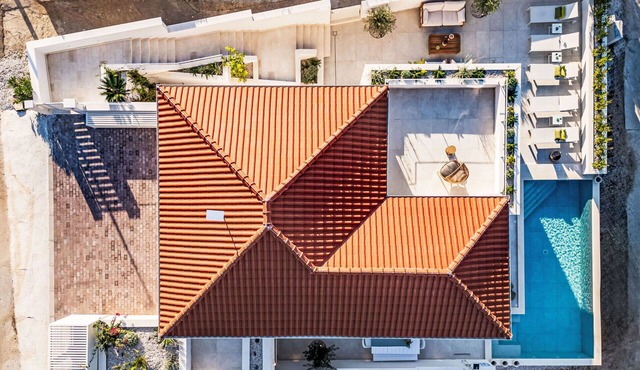 Stunning private villa for 8 people with WIFI, private pool, A/C, TV, terrace and pets allowed in Solin