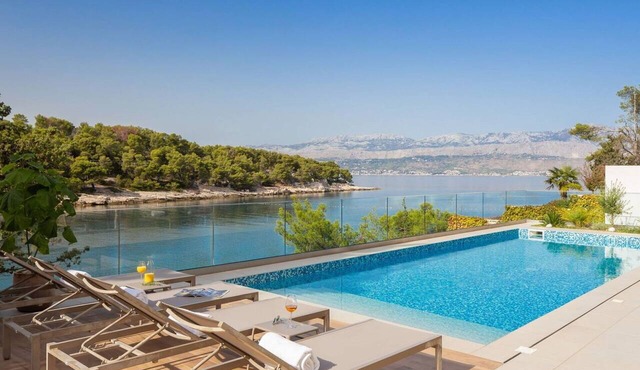 Stunning private villa for 12 people with A/C, private pool, WIFI, TV, terrace and pets allowed