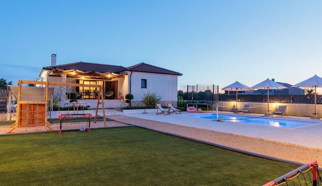 Stunning private villa for 6 people with A/C, WIFI, private pool, TV and patio