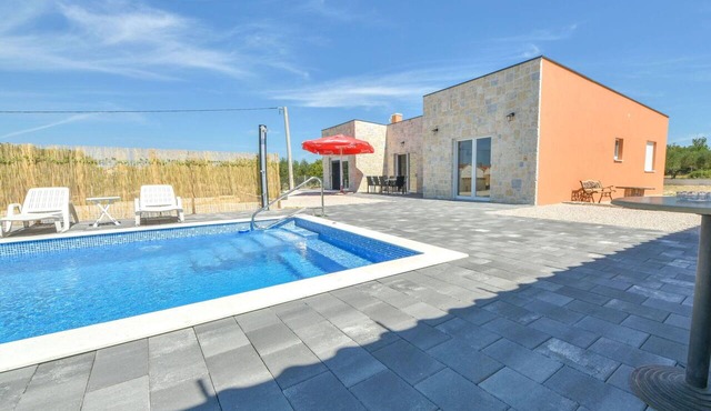 Stunning private villa for 8 people with A/C, WIFI, private pool, TV, terrace and panoramic view in Zadar