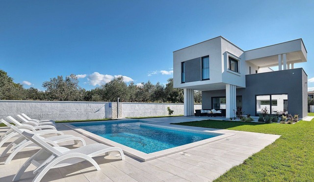 Stunning private villa for 8 guests with WIFI, private pool, A/C, TV and terrace