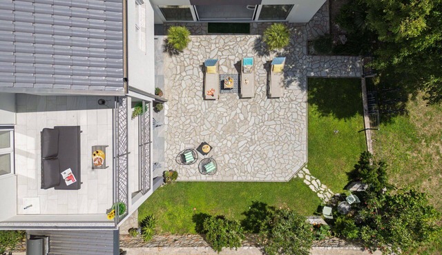 Stunning private villa for 8 people with WIFI, private pool, A/C, TV, terrace and pets allowed in Rijeka