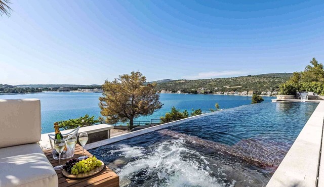 Stunning private villa for 6 guests with A/C, private pool, WIFI, TV and terrace in Vodice