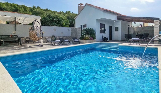 Stunning private villa for 6 people with private pool, WIFI, A/C, TV, terrace and pets allowed in Vodice
