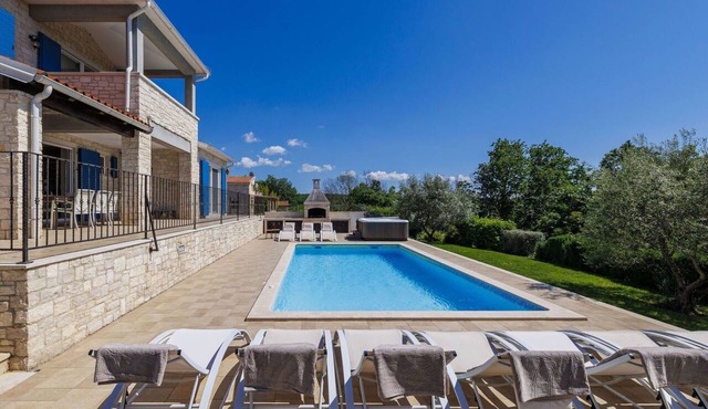 Stunning private villa with WIFI, A/C, hot tub, private pool, TV, terrace and pets allowed in Poreč