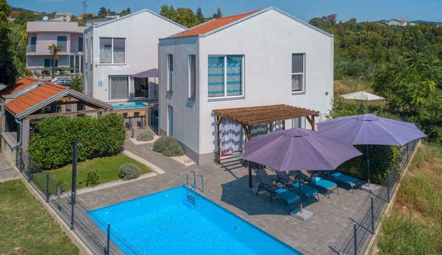 Stunning private villa with private pool, A/C, WIFI, hot tub, TV, terrace and pets allowed