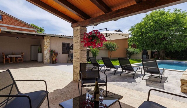 Stunning villa for 5 guests with WIFI, A/C, private pool, TV and terrace