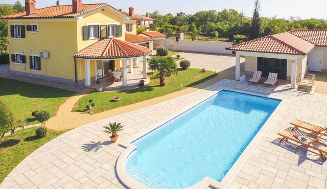 Stunning villa for 5 people with WIFI, private pool, A/C, TV, terrace and pets allowed in Pazin