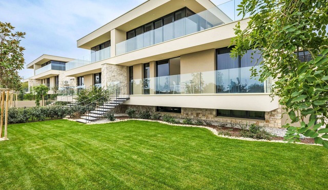 Stunning villa for 8 guests with A/C, pool, WIFI, hot tub, TV and terrace