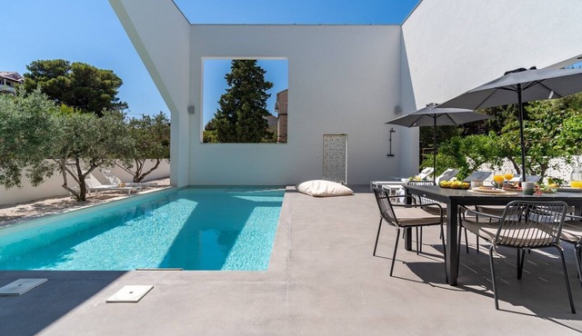Stylish 5-bedroom Villa Altabianca with a Heated Pool, Finnish sauna, an outdoor Cinema, 50m from the beach in Supetar