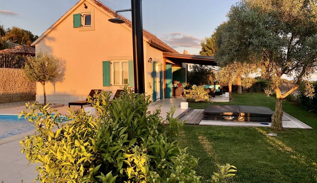 Stylish vacation home with pool, whirlpool, right by the beach. Parking lot, WLAN in Ugljan