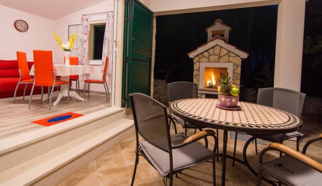 Summer Cottage next to Beach-Okrug Gornji in Okrug Gornji