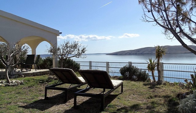 SUMMER RESIDENCE DIRECTLY AT THE SEA