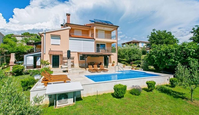 Swimming pool, garden, quiet location, beautiful outdoor view in Poreč