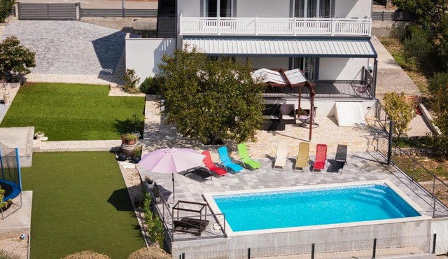 The View Family Villa with a private pool in Donje Polje