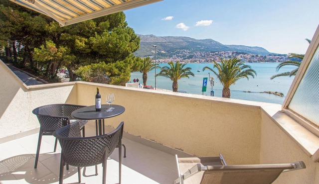 This simply furnished studio apartment with a shared barbecue and garden is located on the second fl in Stobrec