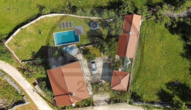This spacious vacation home is located on a large plot in the idyllic rural area of Dalmatian Zagora in Studenci