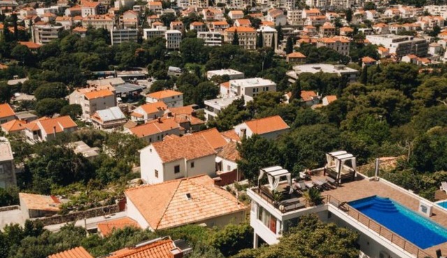 Three Bedroom Apartment with Balcony in Dubrovnik