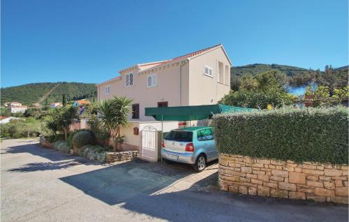 Three-Bedroom Apartment In Racisce in Račišće