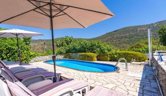 Three Bedroom Holiday Home with Pool in Molunat