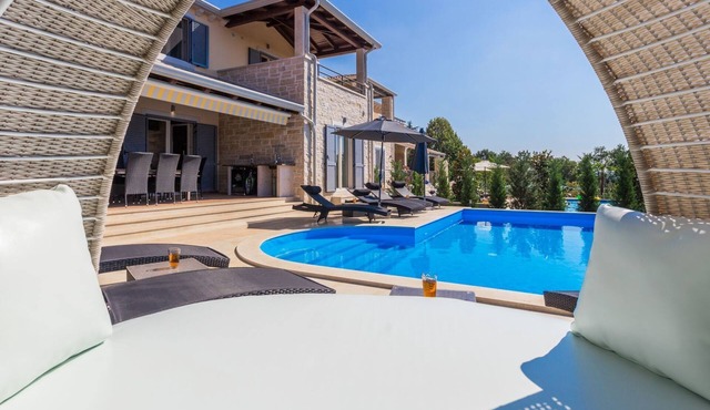 Tolles Ferienhaus in Deklići mit Privatem Pool by Interhome in Poreč/Kaštelir