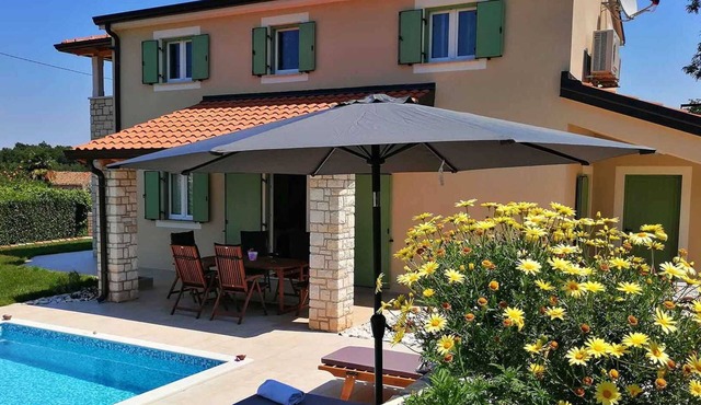Traditional Istrian villa with a pool near Umag in Umag