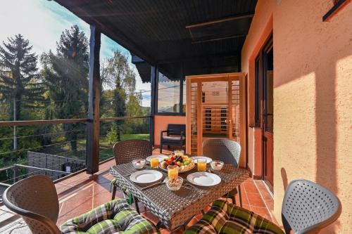 Twin Oasis Retreat with Pool & Spa - Happy Rentals in Biškupec Zelinski