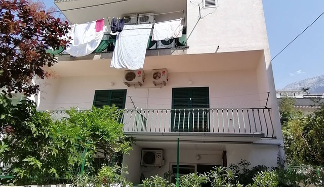 Two beautiful bedrooms with a shared balcony overlooking the sea, featuring a kitchenette in Makarska