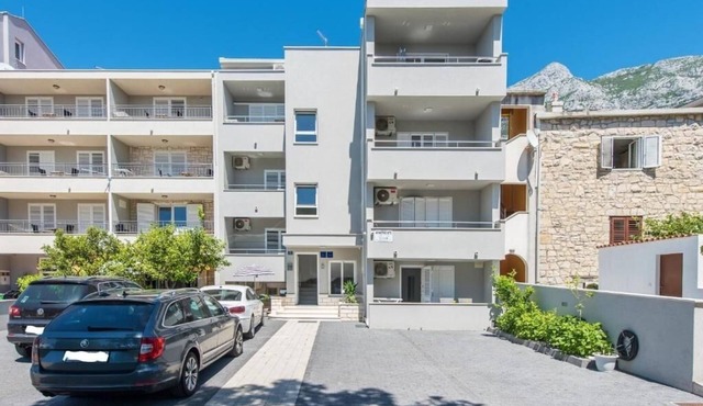 Two bedroom apartment with balcony and sea view Makarska (A-20923-b) in Makarska