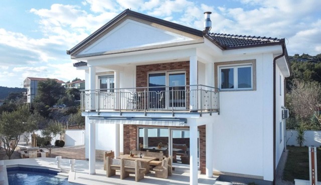 Two-Bedroom Apartment with Terrace-Farm