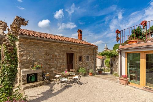 Under the rock-jacuzzi-400y stone property