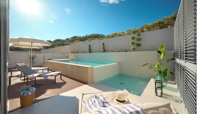 Urban Nook - Deluxe apartment with private heated pool