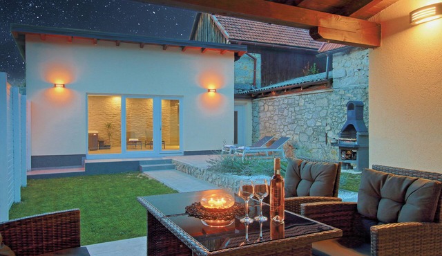 Vacation home with private wellness area and fenced garden in a quiet location.