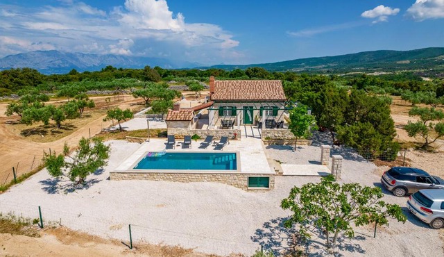 Vacation house Bračuta with swimming pool in Pučišća