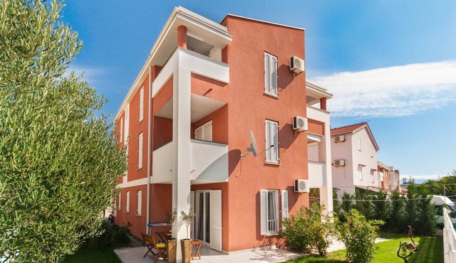 Vera - Cozy Solo Retreat: 1BR Apartment for Two, Parking Included