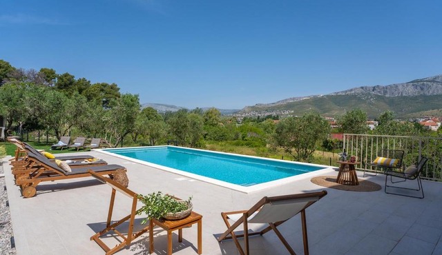 Vila Obzor with a heated pool in Split