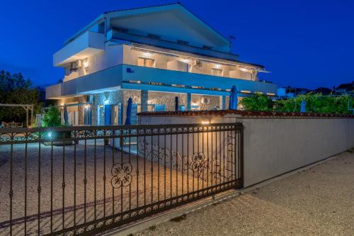 VILA SENTIO MARE-Apartments Livaić Željko in Pirovac