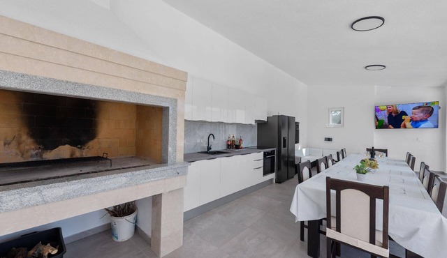 Villa Almas with swimming pool, gym, tennis court in Neoric