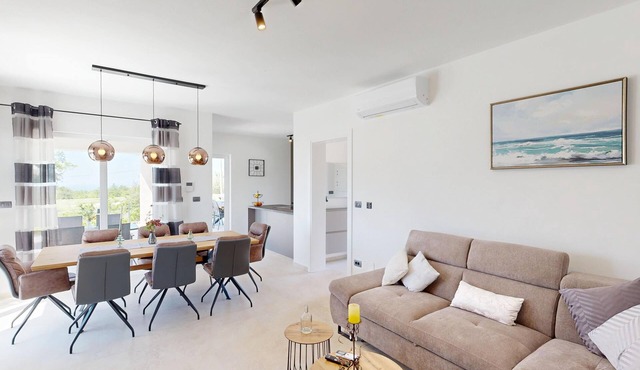 Villa Amelie for up to 8 people with pool and e-charging station near Porec