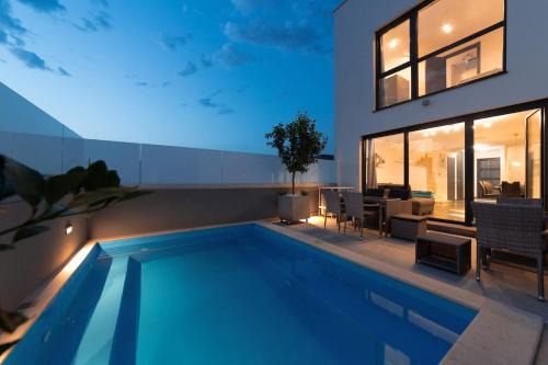 Villa Ampla with heated wellness pool near Poreč