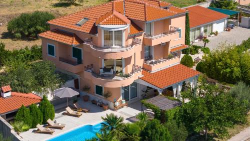 Villa ANITA with private pool, gym, 6 bedrooms, sea view in Kučine
