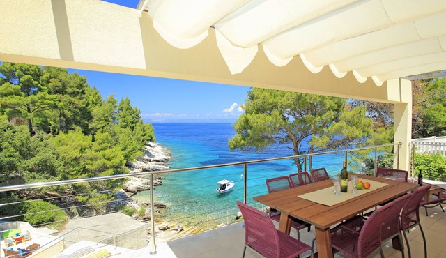 Villa Aquamarina - Korcula - Luxury villa right by the sea for up to 20 people. in Prigradica