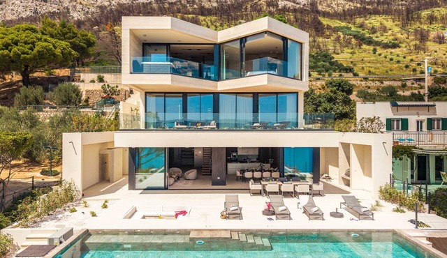 Villa Aurea Beachfront & Spa with Heated Pool in Mimice