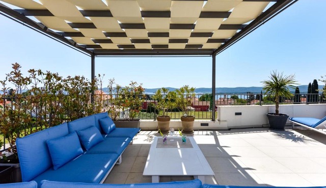 Villa Azzuro with jacuzzi and pool