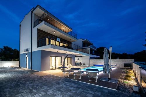 Villa Bay II near Medulin for 9 people with heated pool - playground & whirpool only 100 meters from the beach in Banjole