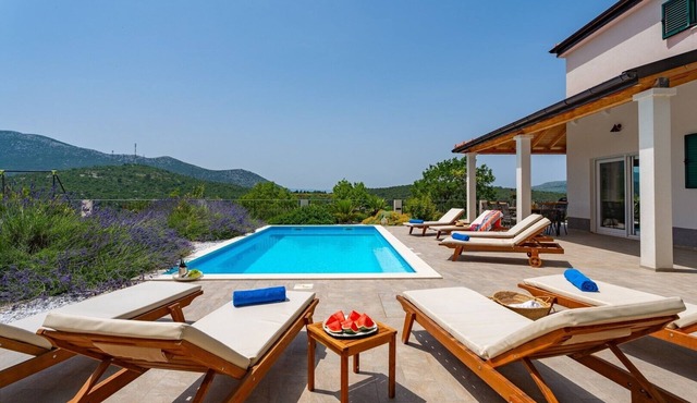 Villa Belina: 4 ensuite bedrooms, game room, heated pool, sauna & gym in Gata